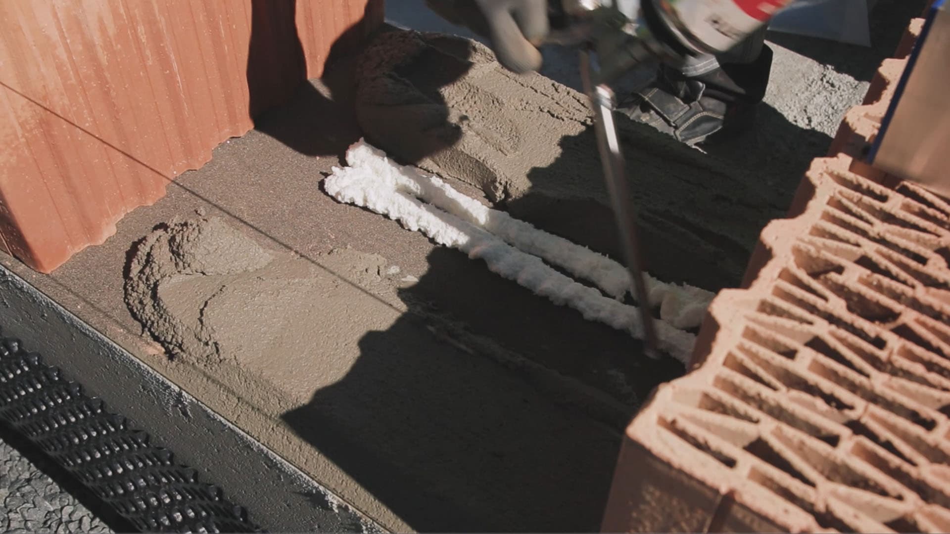 <p data-block-key="9ng7j">Ensimmäisen kennoharkkokerroksen tulee olla suora, tasauslaastina muurauslaasti.</p>