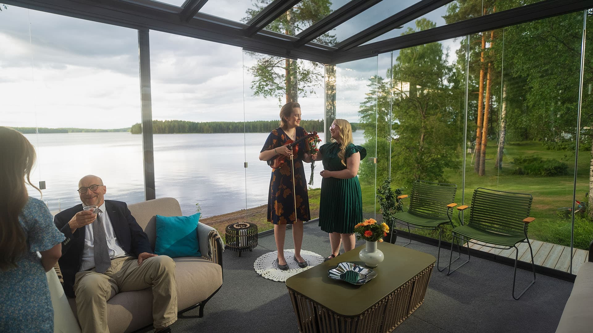 Lasiterassi mökille – lisää käyttötilaa luonnon keskelle