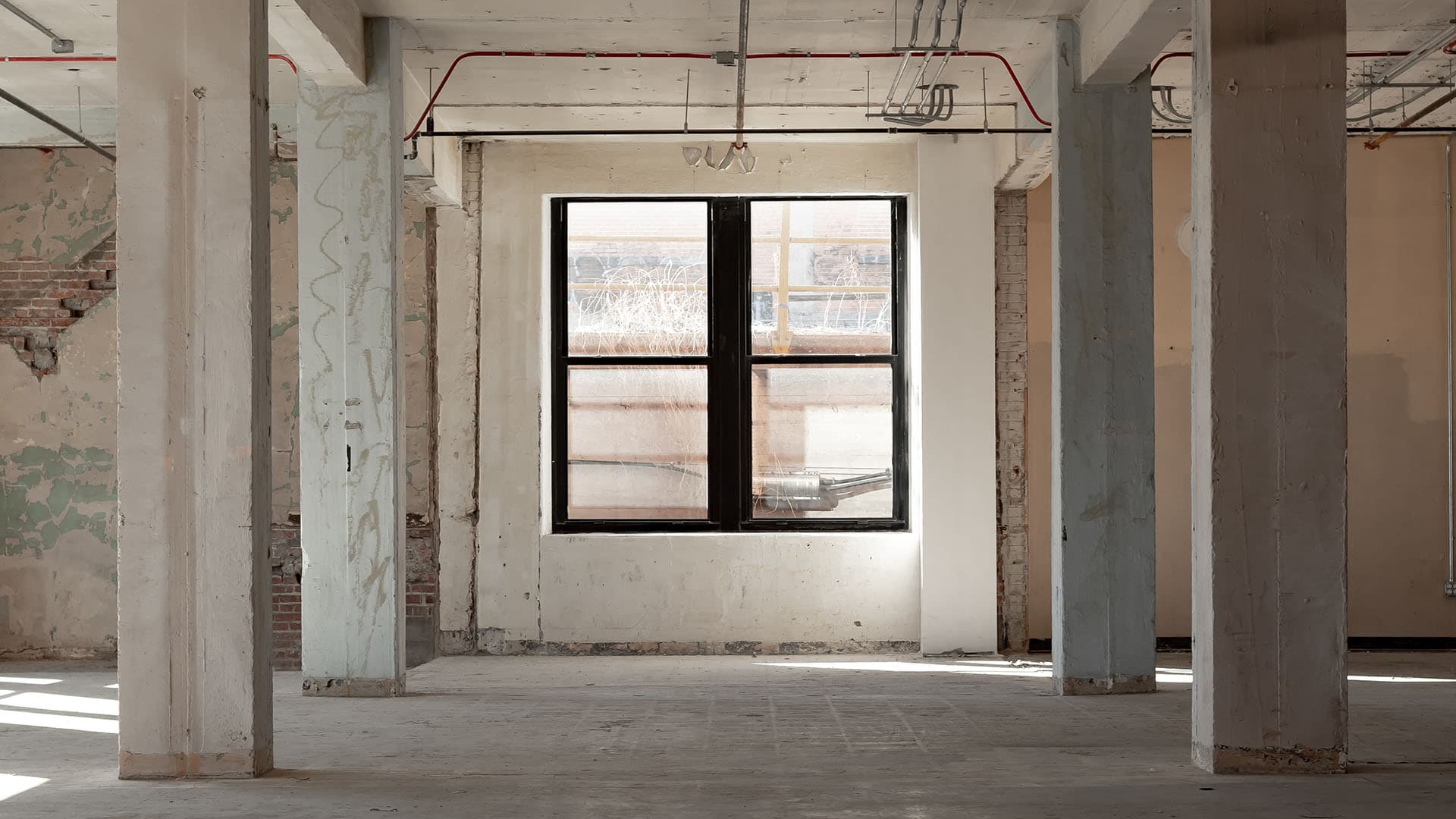 Tyhjillään oleva kivirakennus