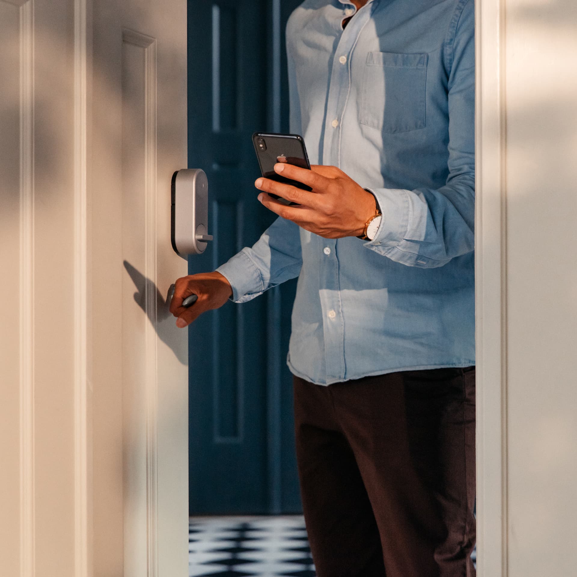 Abloy Yale ihminen kerrostalossa