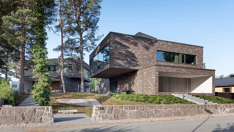 Tältä näyttää perinteistä tiiltä pidempi ja matalampi tiili julkisivussa