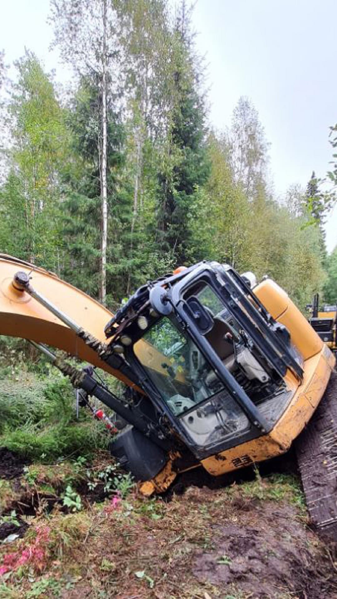 Kaivinkone vajosi ja juuttui maakaasun siirtoputken päälle (kuva: Tukes)