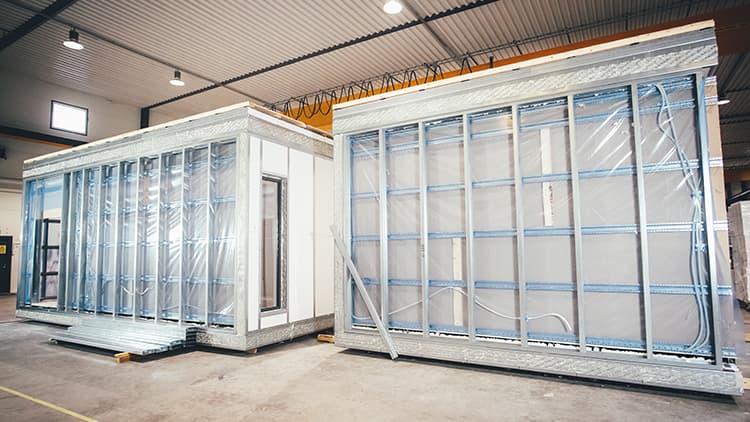 <p data-block-key="j8s4g">Ennen kuljetusta työmaalle moduulit suojataan erittäin huolellisesti Aulis Lundell Oy:n kokoonpanossa.</p>