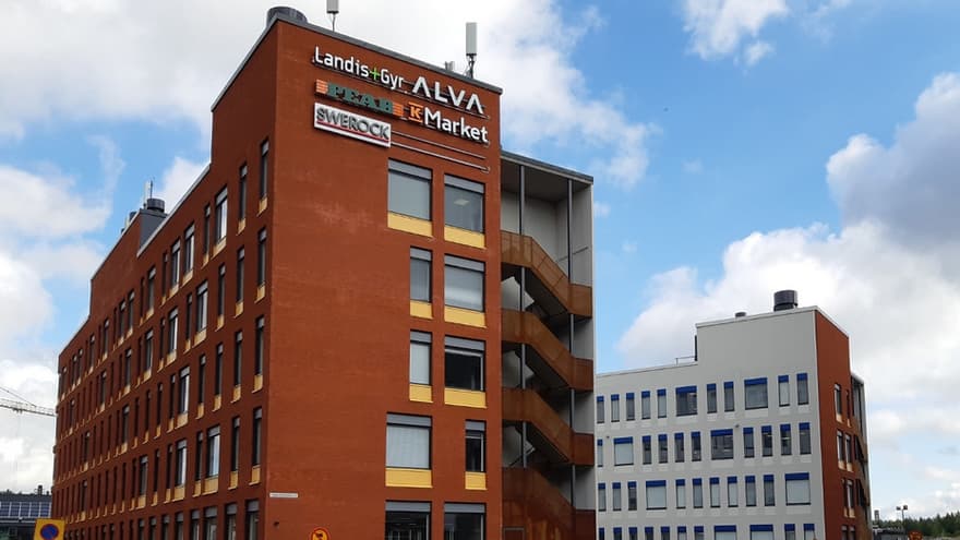 Punavalkoisia tiilijulkisivulla varustettuja kerrostaloja sekä toimistorakennuksia.