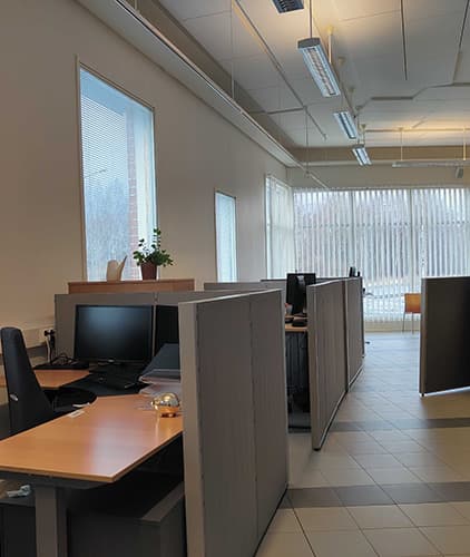 <p data-block-key="kogeo">Loosi-sisustus eristää katseilta, mutta ei ääniltä. Kuva Rakentajan vanhalta toimistolta.</p>