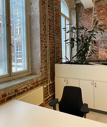 <p data-block-key="ecz36">Kaapit työpisteen takana estävät liikenteen ja toimivat säilytyksenä.</p>