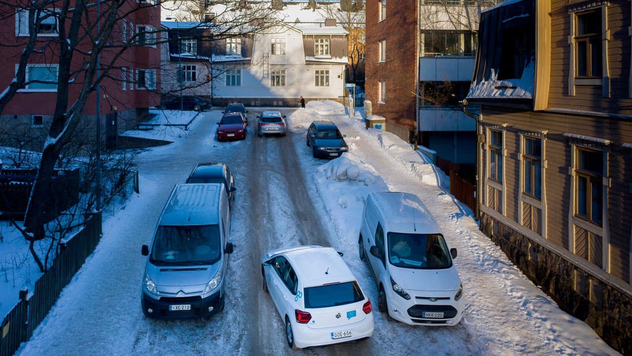 Monelle yhteiskäyttöauto on syy muuttaa kyseiseen taloyhtiöön. Omago tarjoaa asukkaiden käyttöön sekä sähkö- että bensa-autoja.