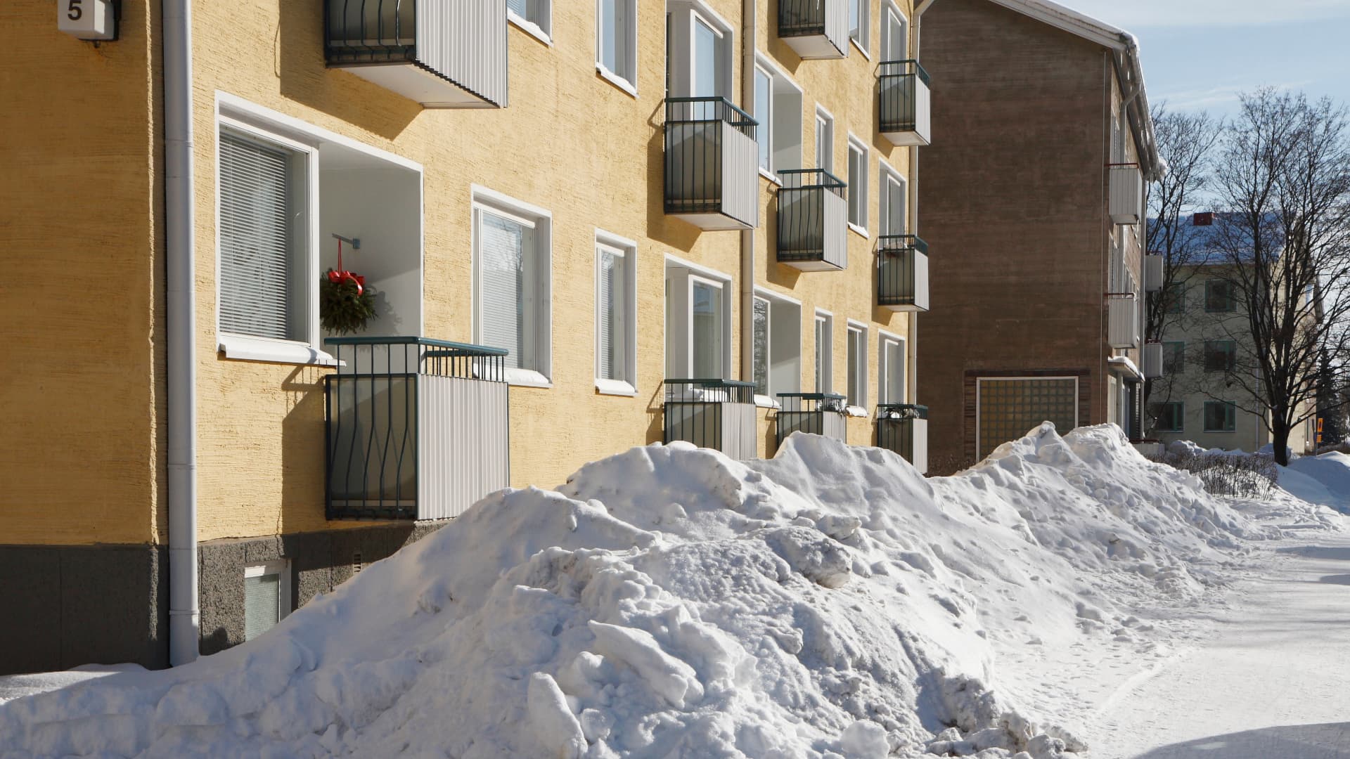 Näin taloyhtiö säästää kaukolämmössä – maalämpö ja hybridiratkaisut käytännössä