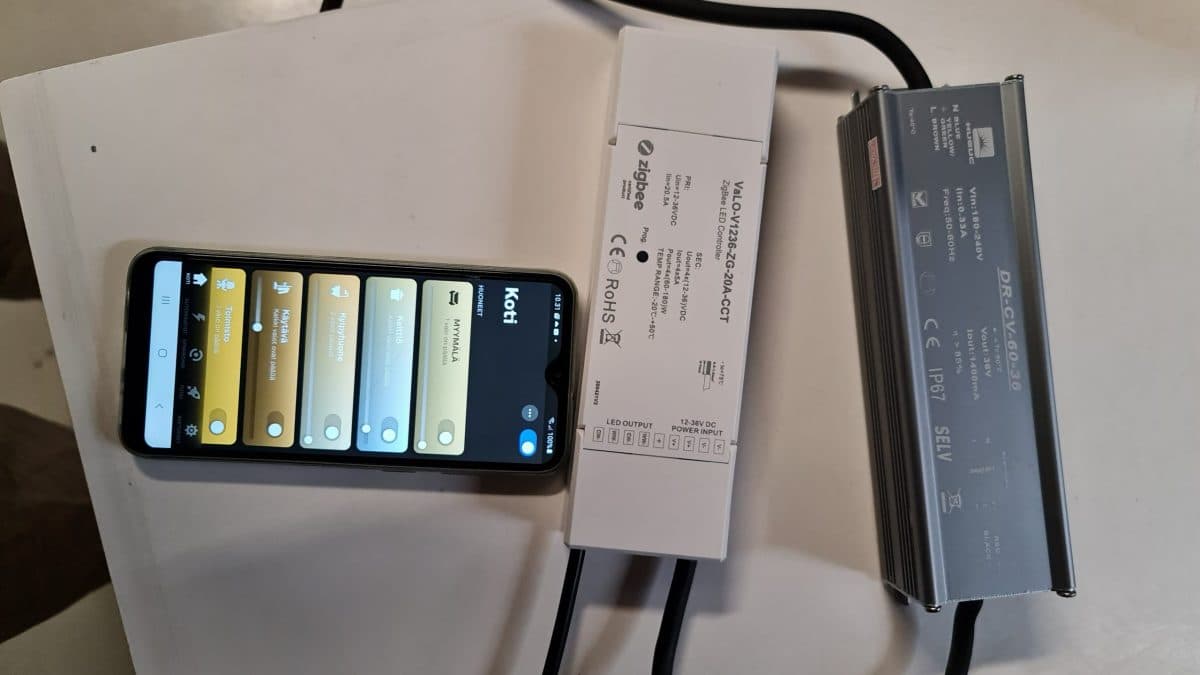 <p data-block-key="olt1q">Philips Hue-siltaan liitettyjen valojen käyttöliittymässä voidaan ajastaa ja ohjelmoida halutunlaisia skenaarioita valoryhmille.</p>