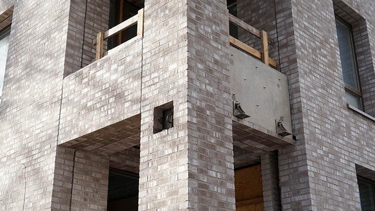 <p data-block-key="r5icd">Vallilan Monumentissa tiilipalkissa käytetään ilmeeltään samaa tiiltä kuin muualla tiiliverhouksessa.</p>