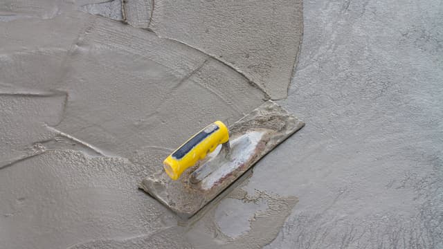 betoniliippi märällä betonilattialla