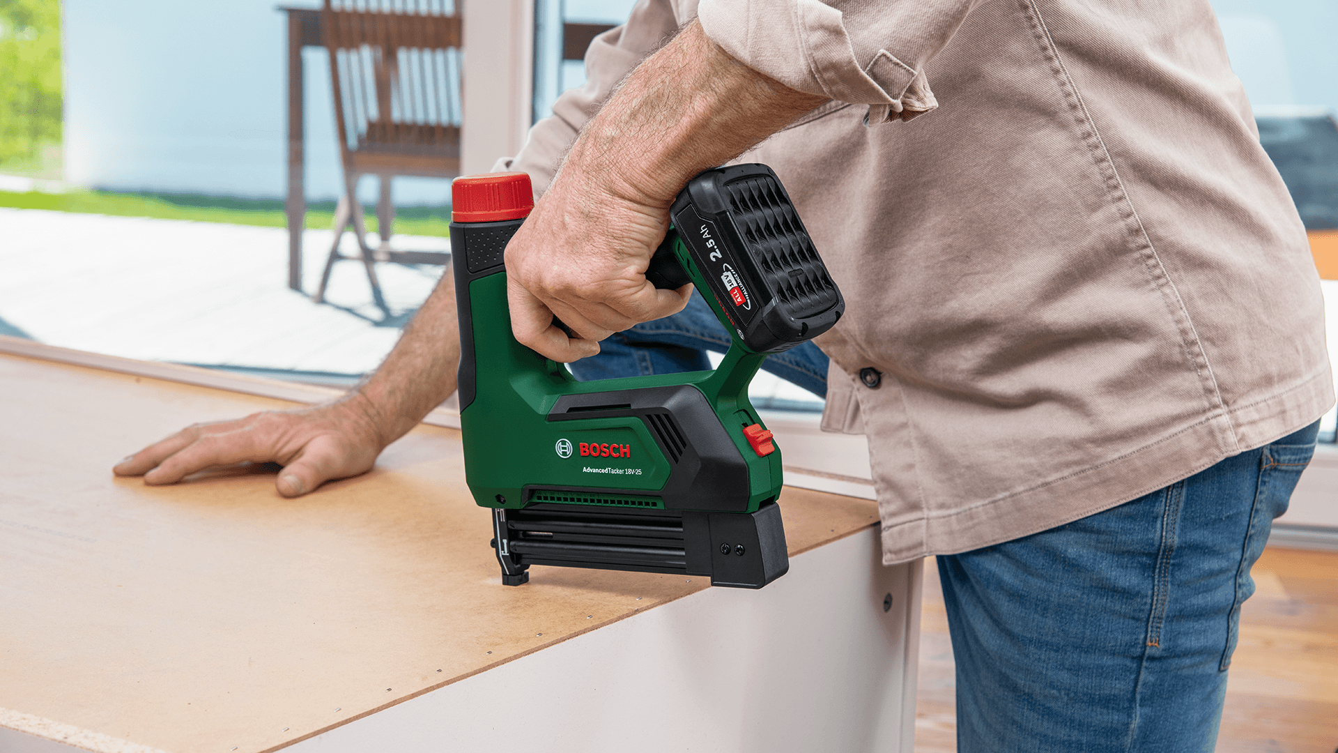 Hakasnaulain ja viimeistelynaulain samassa työkalussa: Bosch AdvancedTacker 18V-25