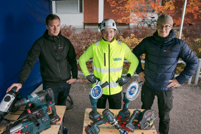 Boschin edustajat esittelevät työkaluja Varian opettajalle