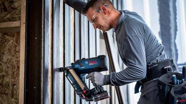 Bosch runkonaulain naulaa asunnon runkopalkkeja yhteen.