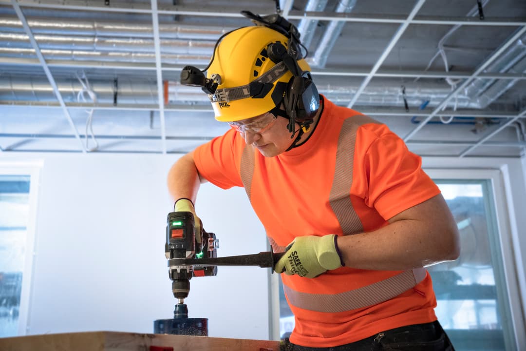 Urakoitsija poraa GSB 18V-150 C Professional -porakoneella