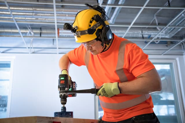 Urakoitsija poraa GSB 18V-150 C Professional -porakoneella