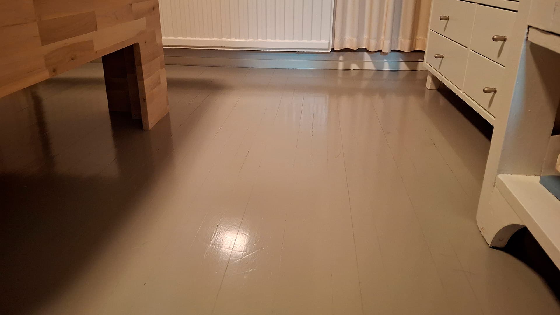 Lattian maalaus aloittelijalle – yksinkertaiset ohjeet täydelliseen lopputulokseen