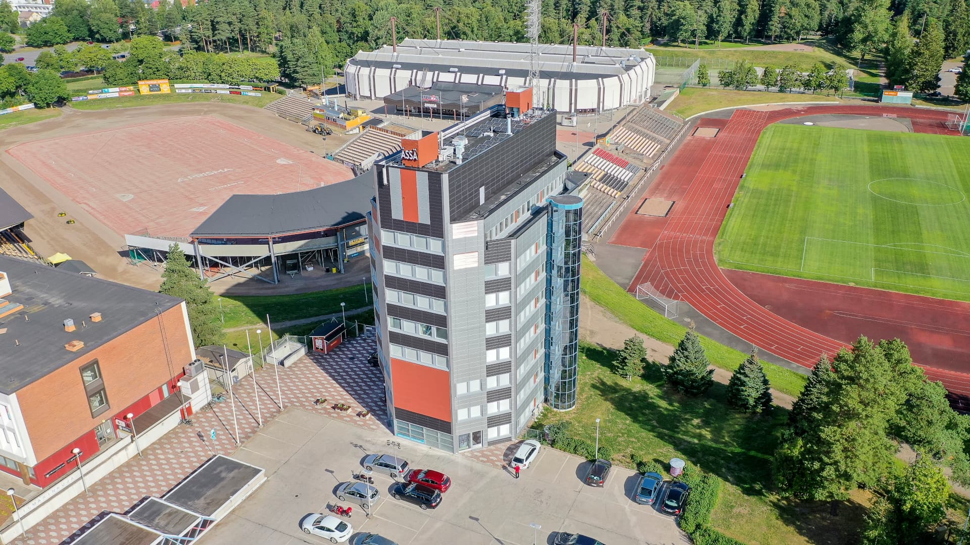 Toimistorakennuksen julkisivusaneerauksessa haasteista näyttävään ja tyylikkääseen lopputulokseen – katso video ja kuvat!