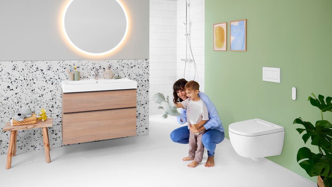 nainen ja lapsi wc-tilassa