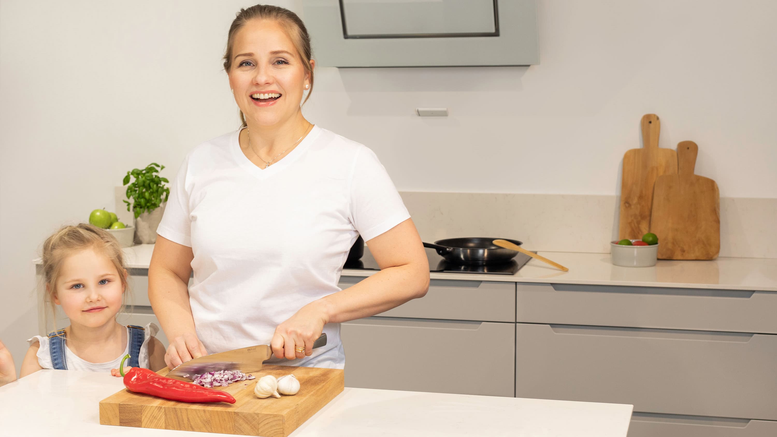 <p data-block-key="xhzlr">Tilastojen mukaan yli 50 % kotien tulipaloista alkaa keittiöistä. Liesivahti olisi estänyt niistä jo suurimman osan, ellei kaikki.</p>