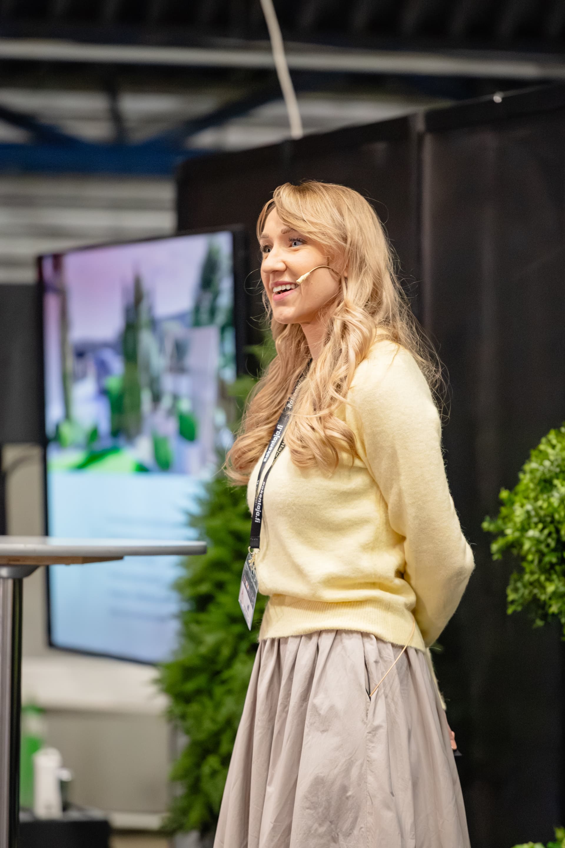 <p data-block-key="bs3wl">Huvila &amp; Huussi -ohjelmasta tuttu pihasuunnittelija Laura Moilanen puhumassa messuyleisölle.</p>
