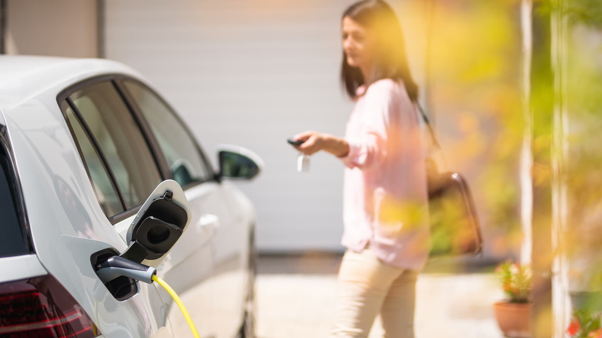 <p data-block-key="h3t9c">Valtioneuvosto hyväksyy, että automaatio- ja ohjausjärjestelmiä asennettaisiin nykyistä enemmän uusiin ja laajamittaisesti korjattaviin muihin kuin asuinrakennuksiin, mutta ei pidä sitä perusteltuna olemassa oleville rakennuksille. (Kuva: Shutterstock)</p>