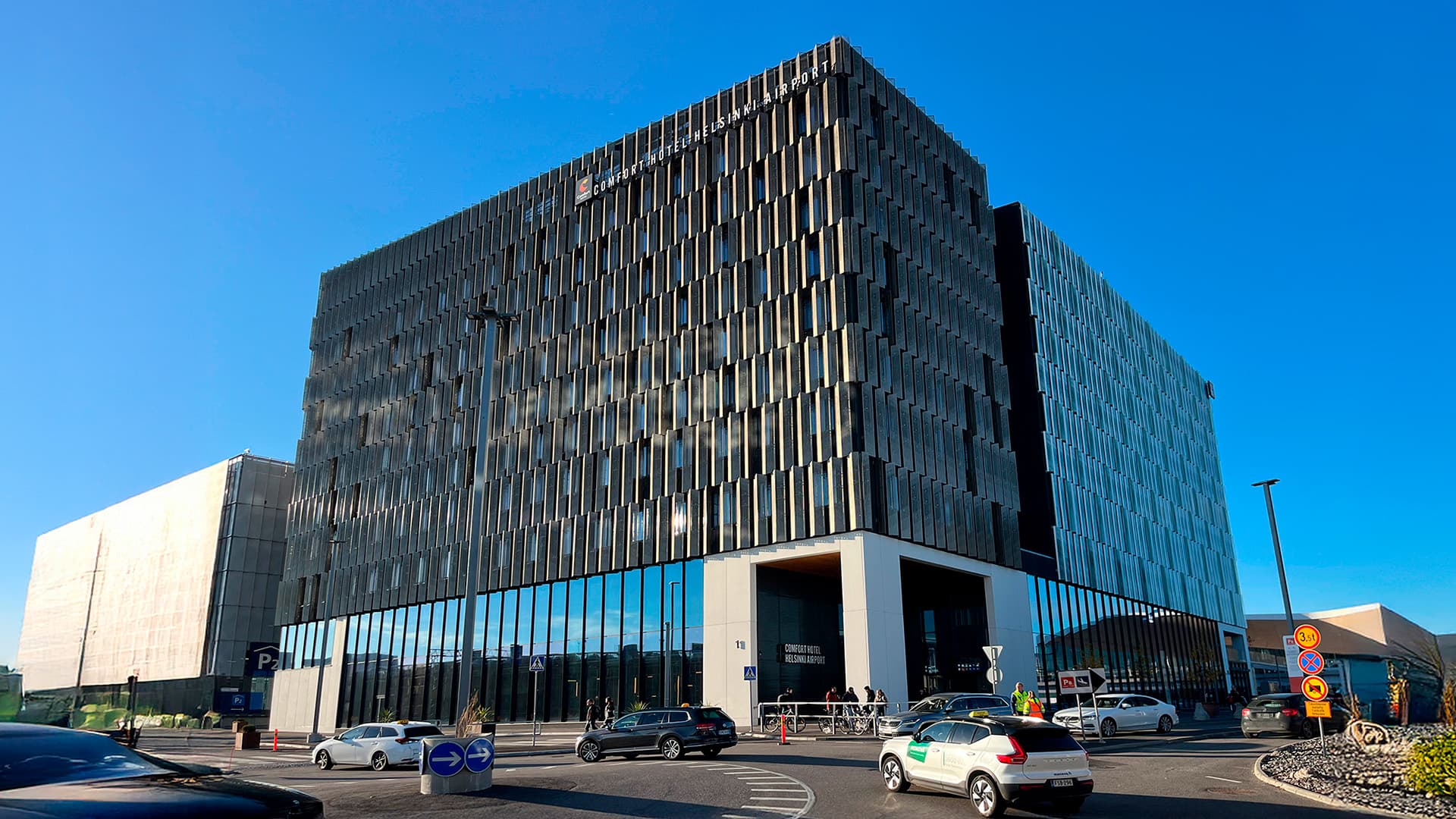 <p data-block-key="crjcv">Helsinki-Vantaan terminaali 2:n yhteyteen valmistunut hotellikokonaisuus avattiin kesällä 2024. Clarion ja Comfort Hotelin 716 huoneessa kalusteiden sähköistys toteutettiin WAGOn pistoliitinjärjestelmällä. (Kuva WAGO)</p>