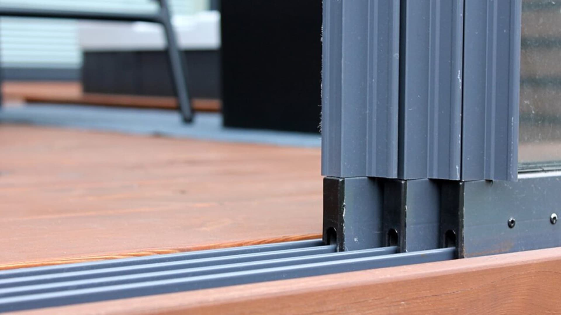 Alumasi Oy lasitettu terassi Lahtisen perheen uudiskohteessa - lasiterassin kiinnitystavat