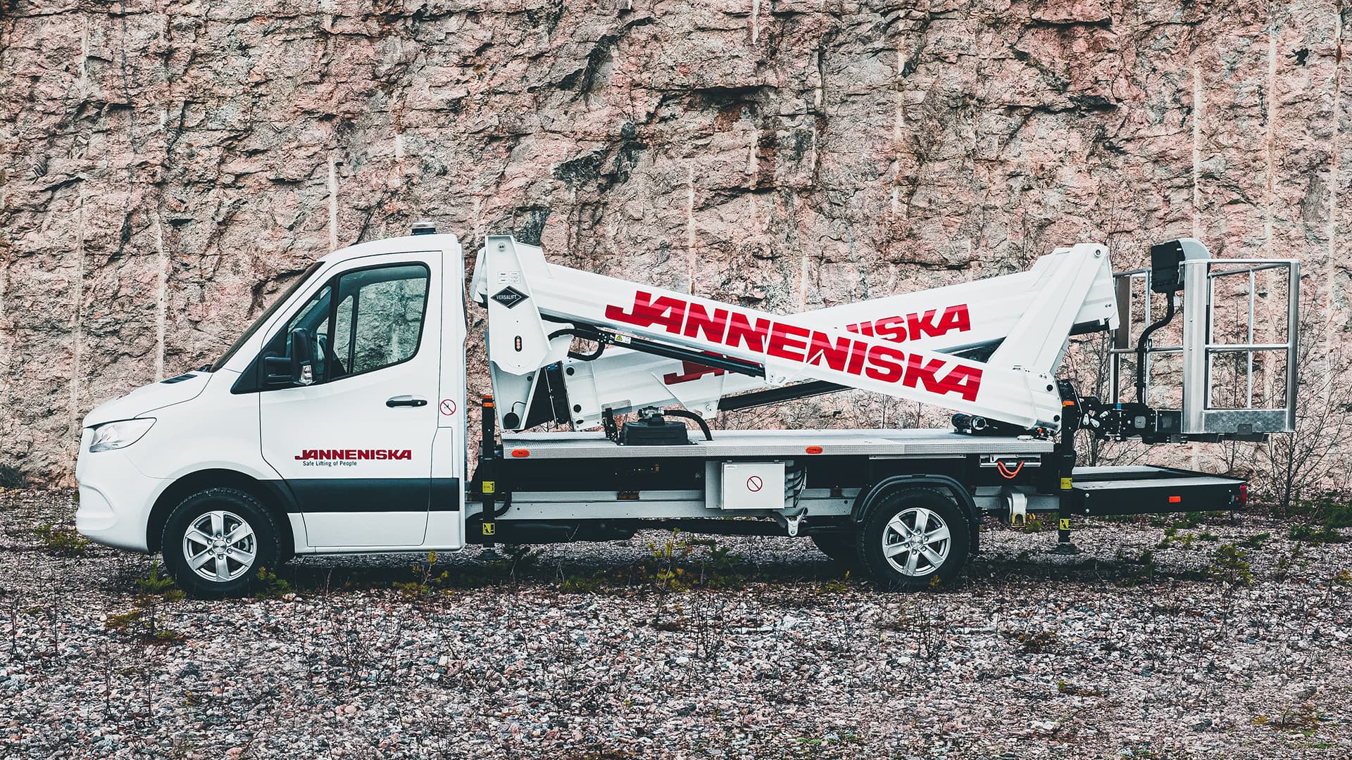 Nostolava-auto testissä: Hannu kokeili henkilönostinta julkisivupesuun