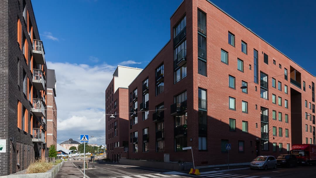 Tiiliverhoiltuja asuinkerrostaloja.