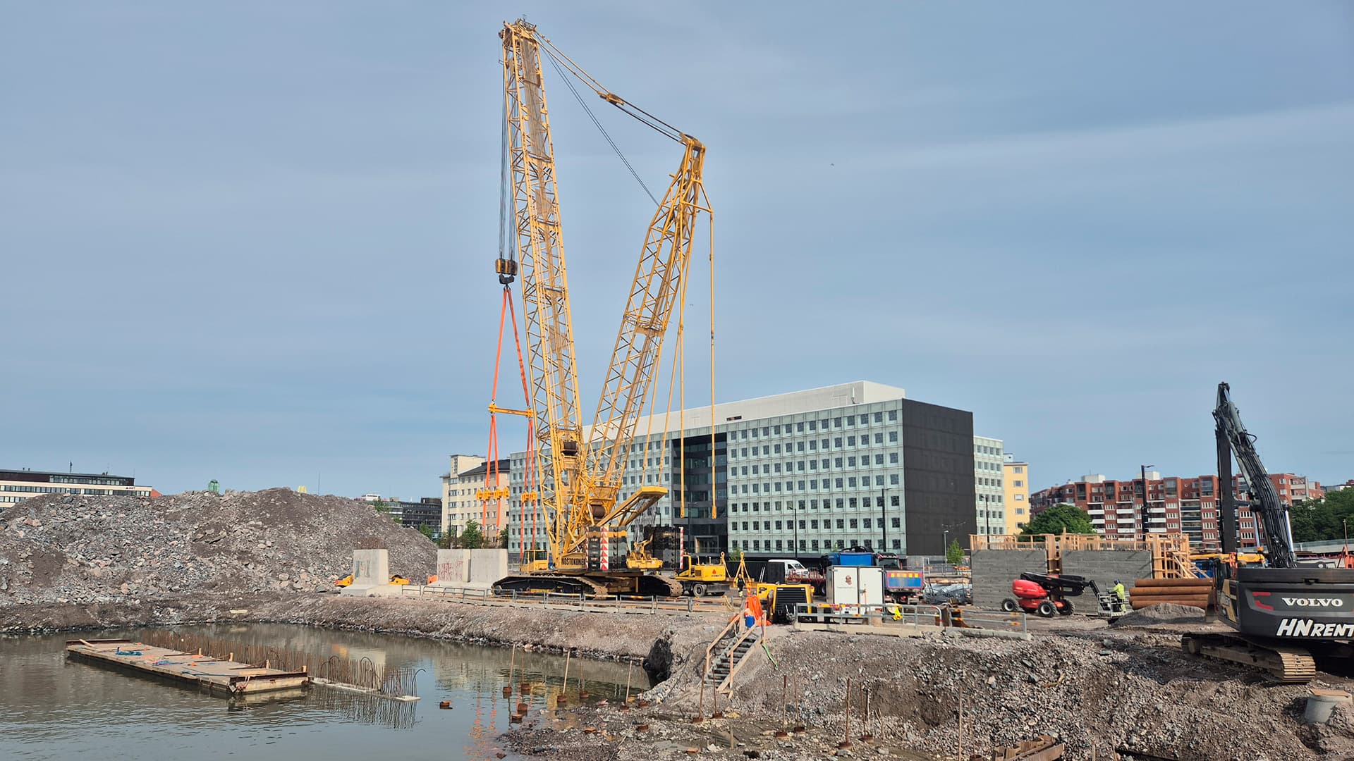 rakennustyömaa rannassa