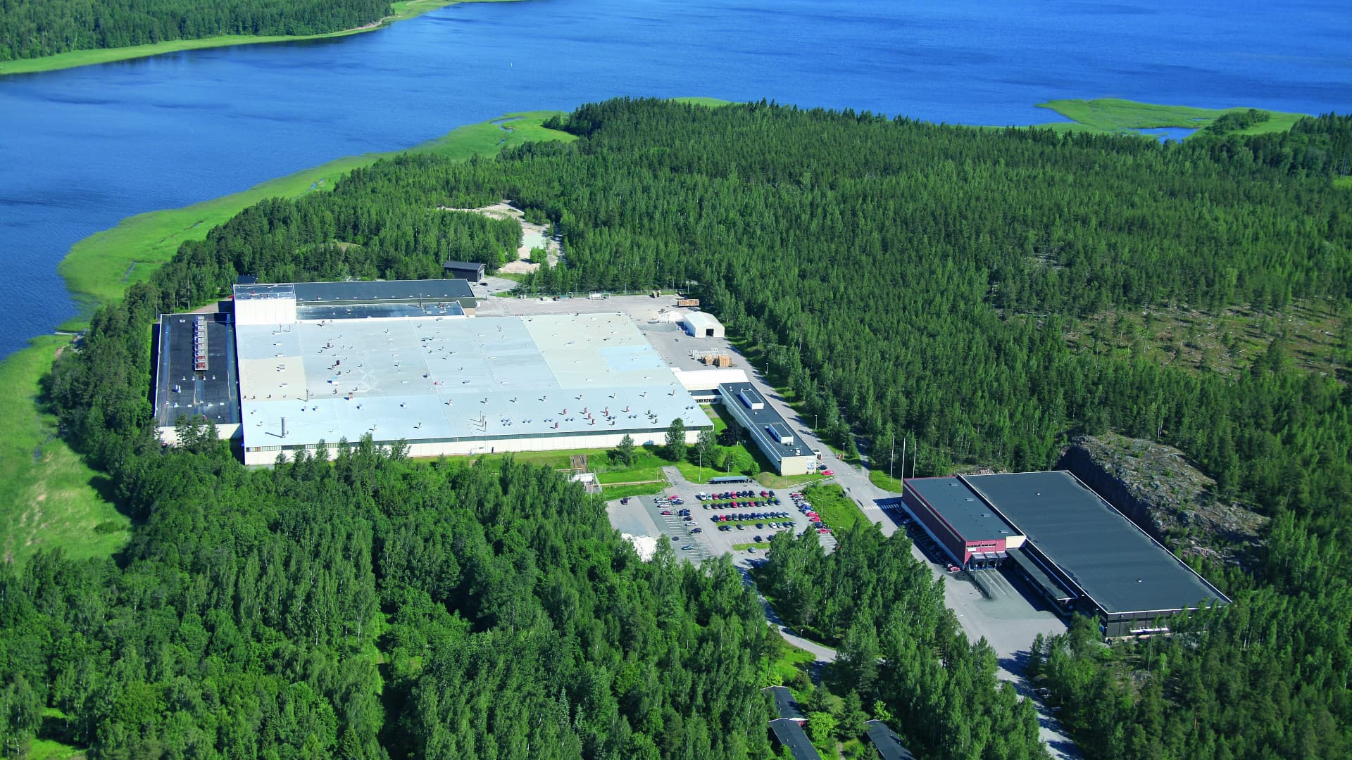 Tammisaaren tehdas sijaitsee Natura 2000 -luonnonsuojelualueella, mikä on huomioitu tuotannon kaikissa vaiheissa.