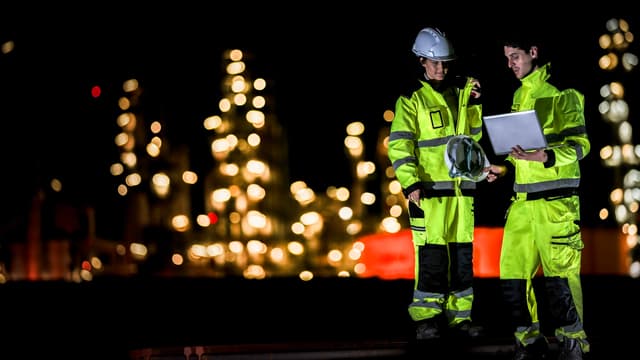 Kaksi työntekijää työmaalla jouluna