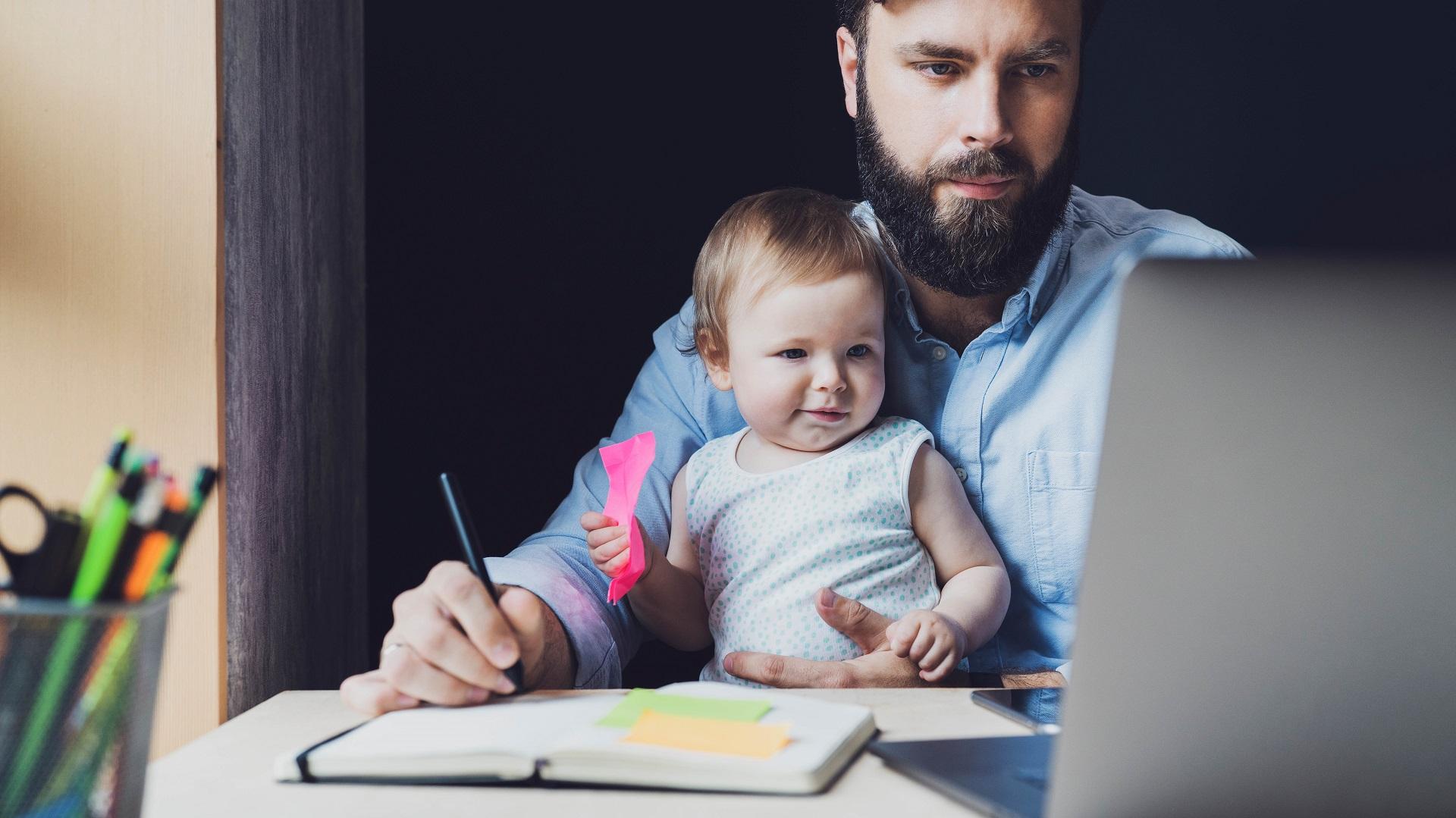 Jokaisen työntekijän perhetilanne on erilainen. Koska olet viimeksi kysynyt kollegalta, mitä hänelle kuuluu? (Kuva: Shutterstock)