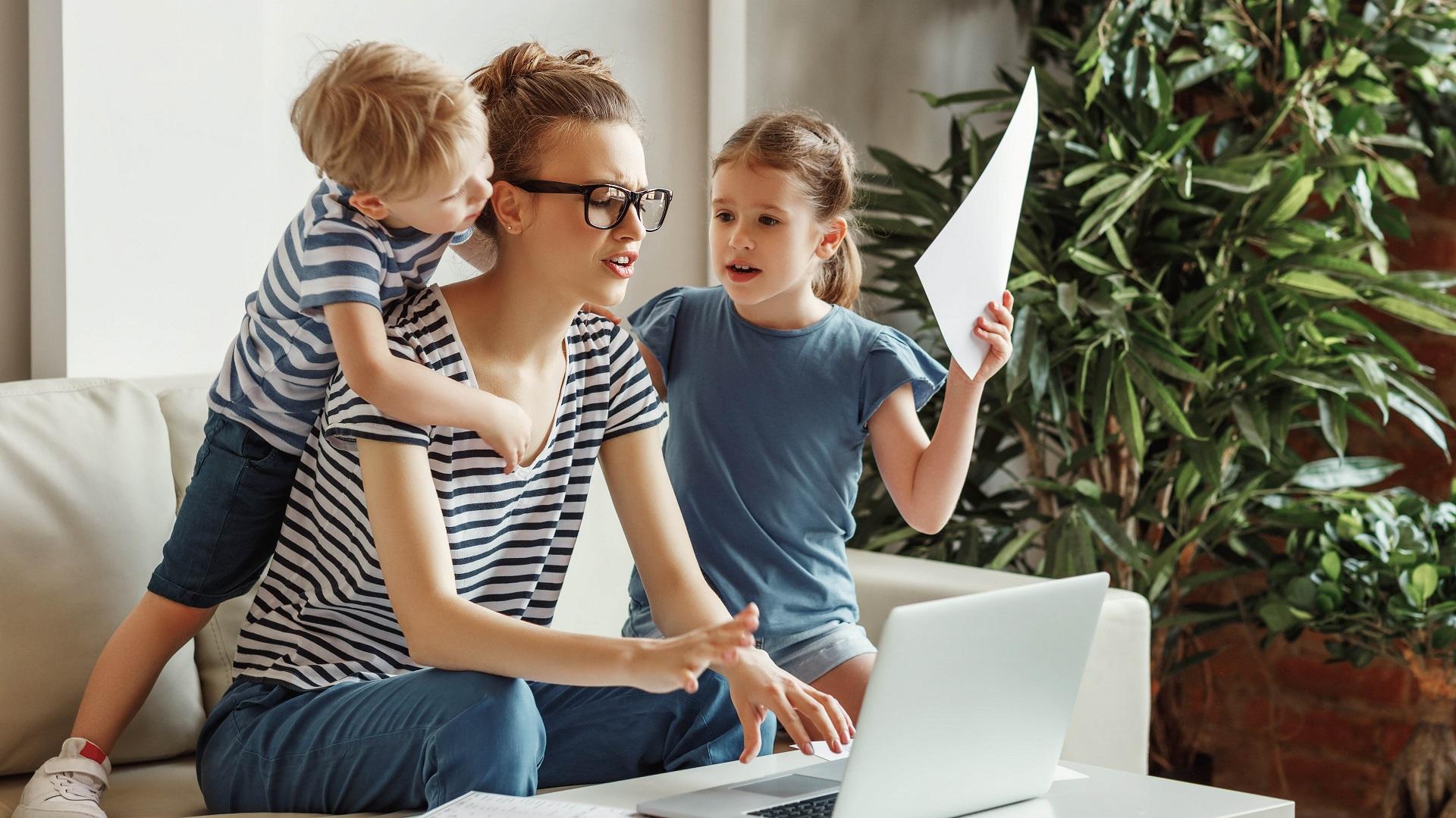 Kuinka pitkiksi sinun työpäiväsi venyvät? Jääkö aikaa tarpeeksi perheelle? (Kuva: Shutterstock)