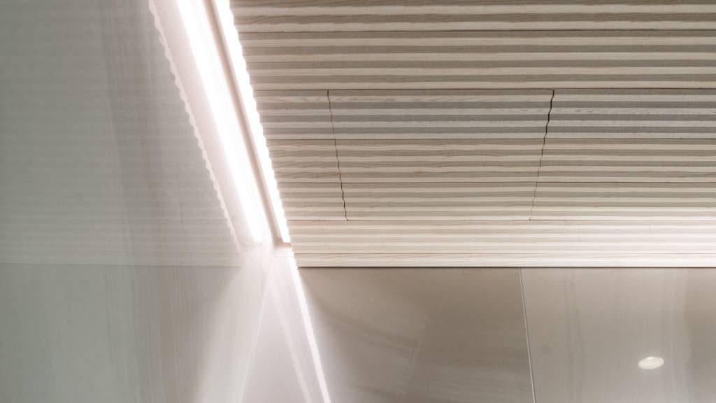 Huomasitko muuntajan huoltoluukun? Huoltoluukku on tehty näkymättömäksi katon omasta paneelimateriaalista. Kylpyhuoneessa epäsuora led-nauhavalaistus on tunnelmallinen ja tehokas valaisija.