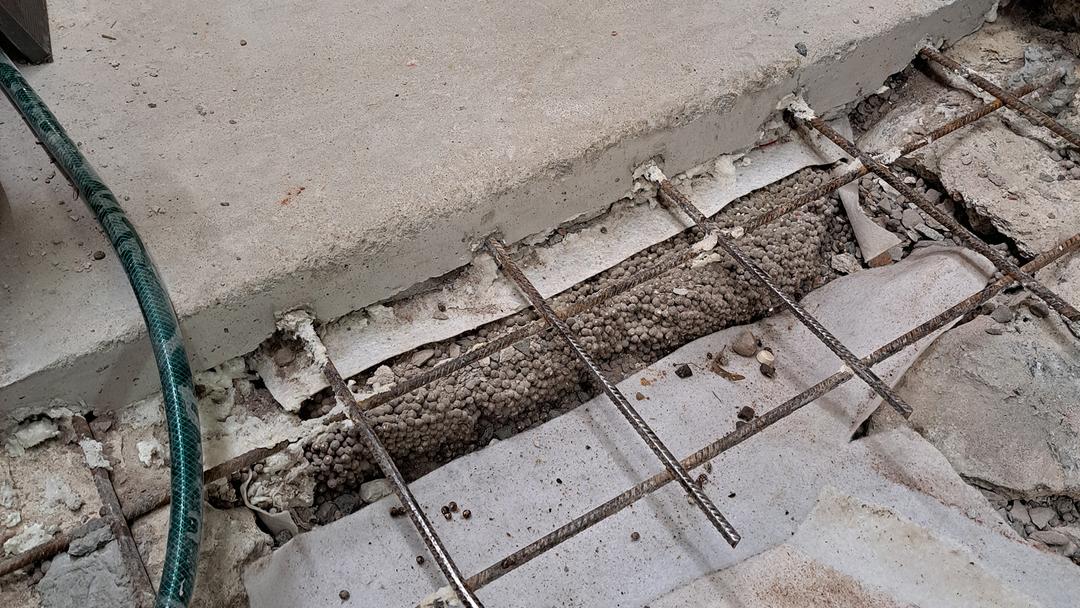 Kellarin maanvarainen lattia korjattu uudella betonikerroksella ja eristetty isodtän-levyllä