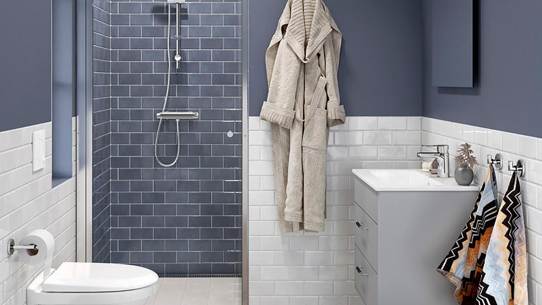 kuvassa vaalena sininen kylpyhuone jossa on gustavsbergin valkoiset kalusteet ja kromiset suihku ja hana