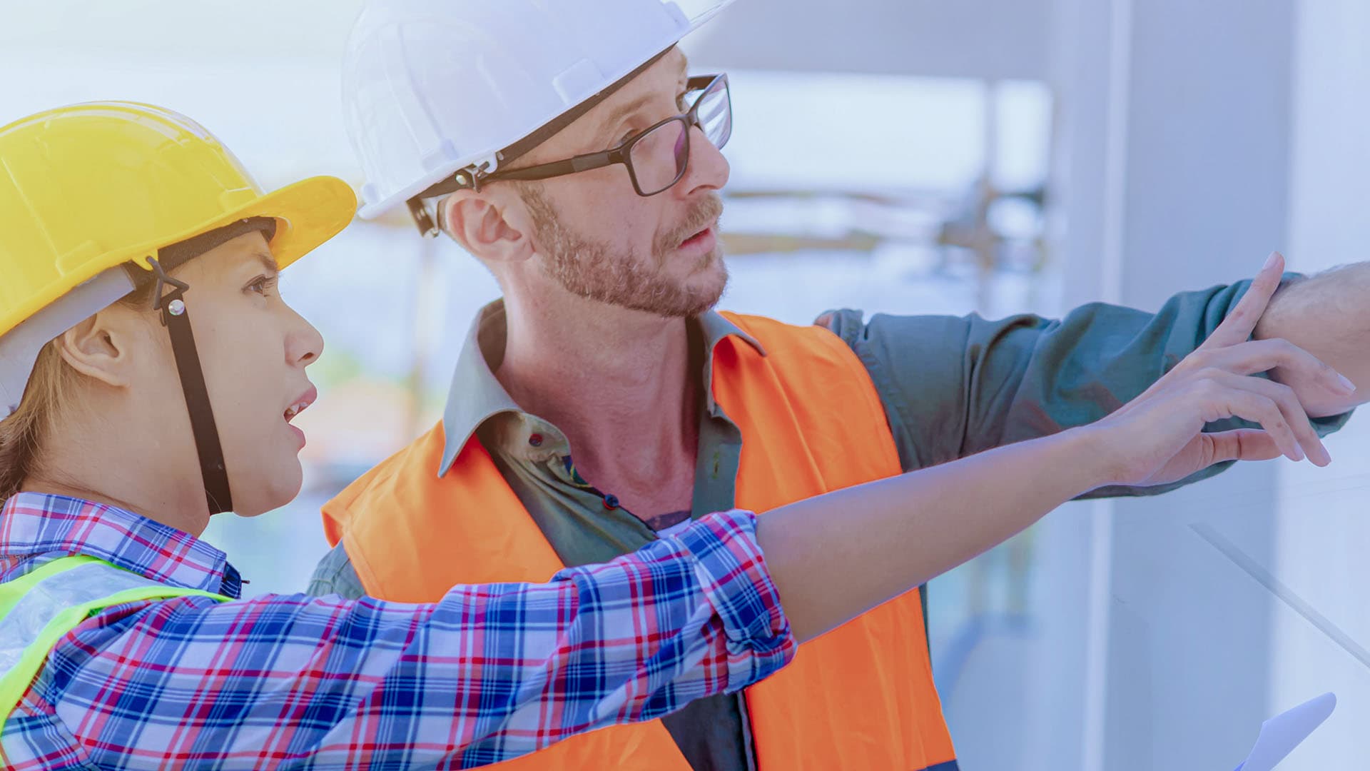 ABB energiamittarit mies ja nainen työmaalla