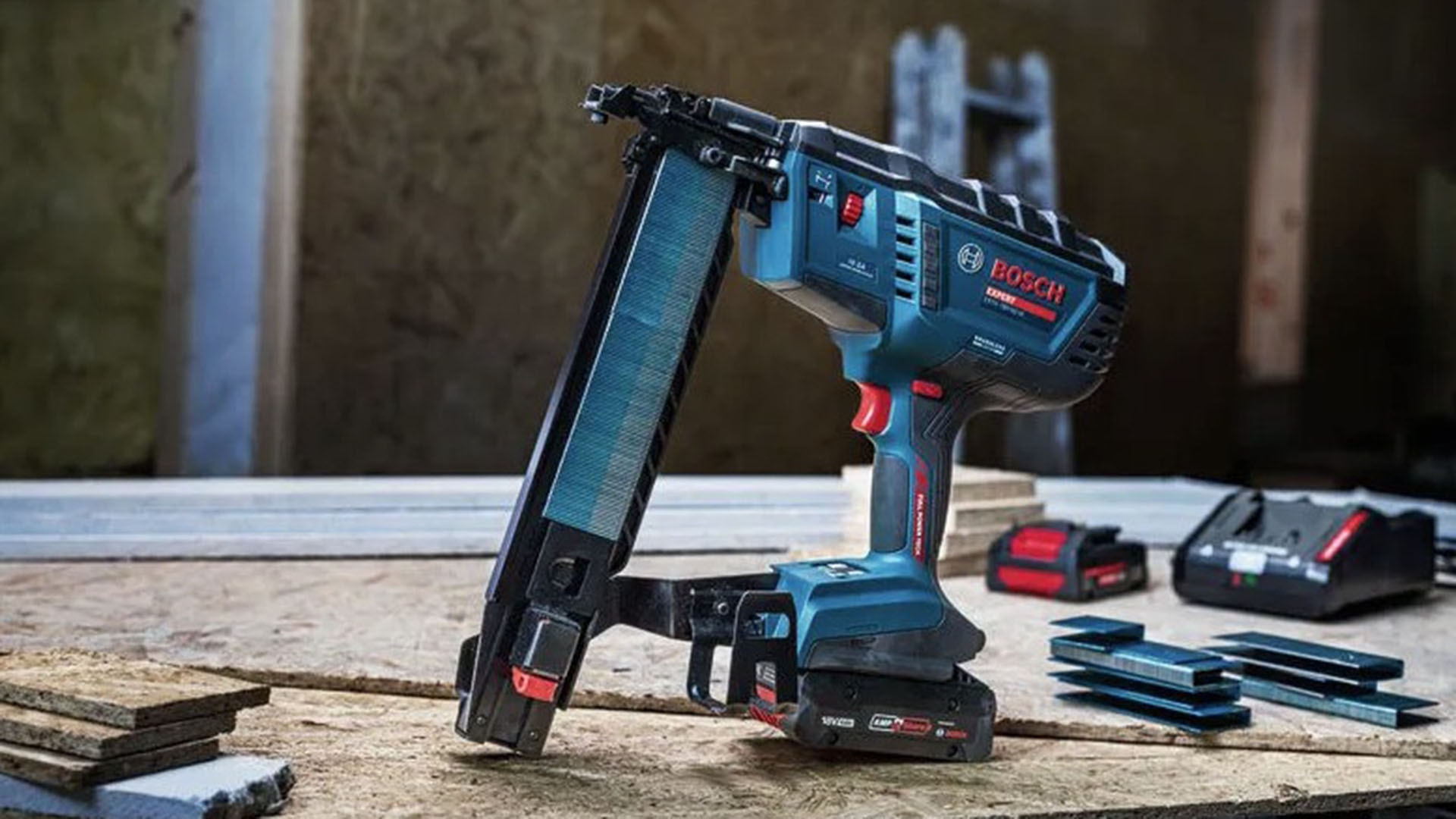 1920 Bosch EXTH18V-50M akkuhakasnaulain pöydällä