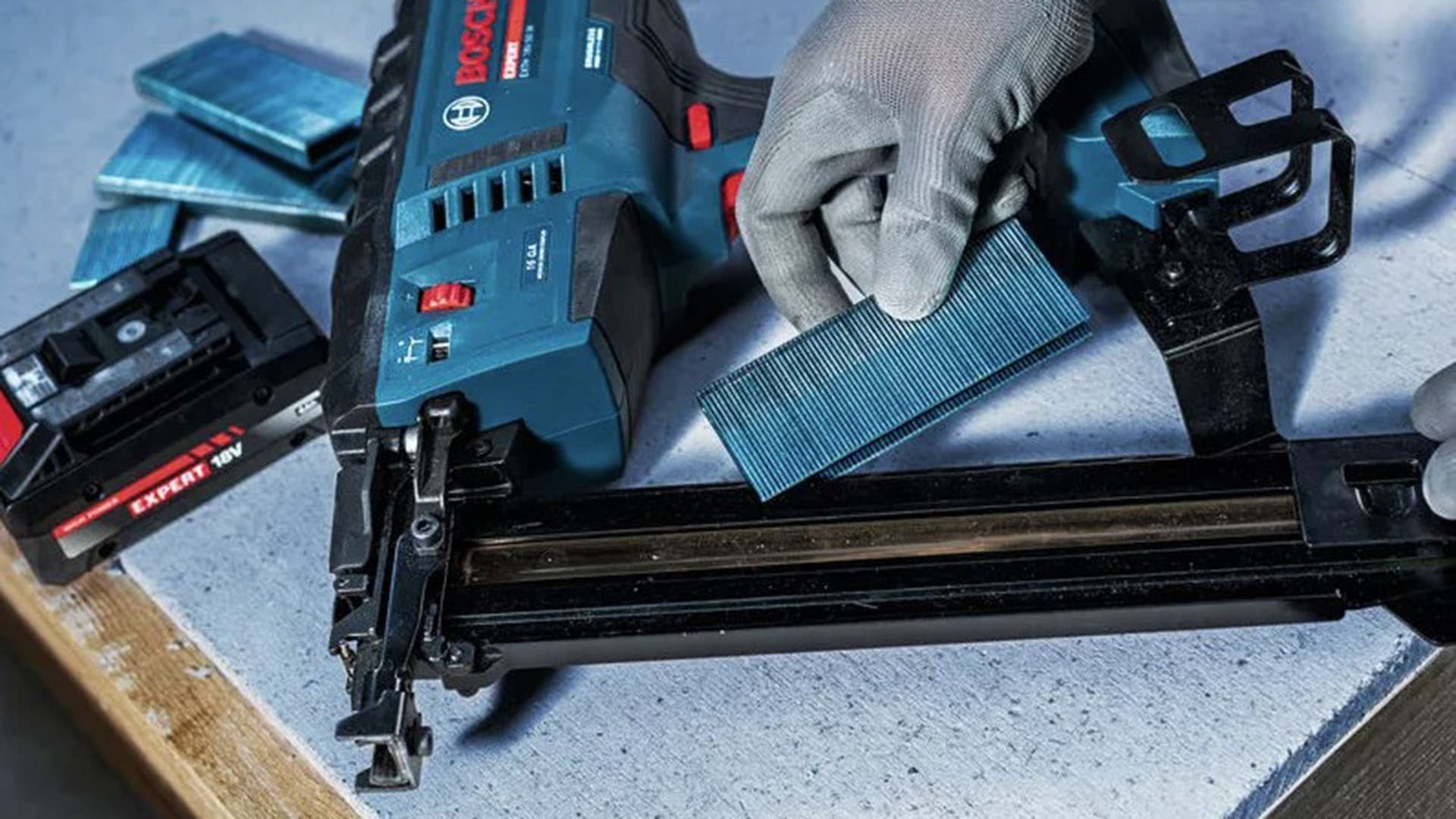 EXTH18V-50M akkuhakasnaulain hakasten asennus kelkkaan.