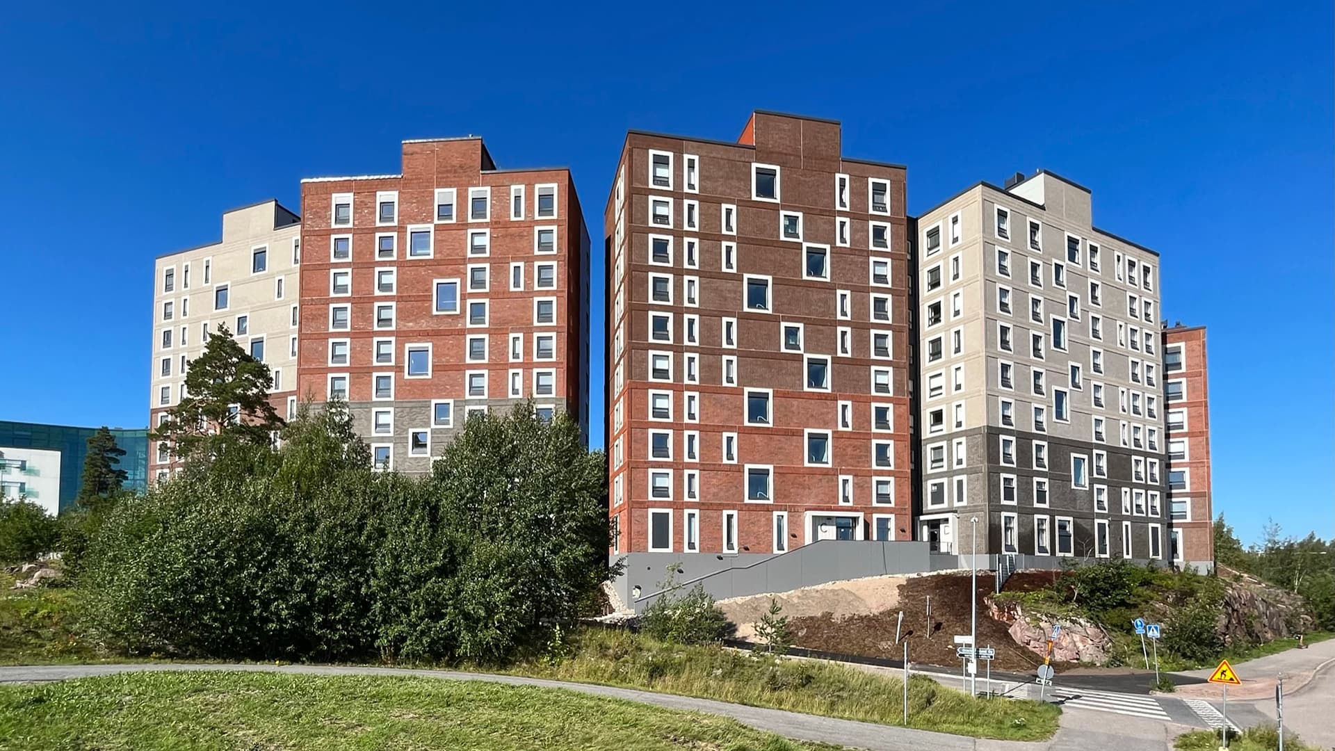 Näyttävä tiililaattajulkisivu hyvällä yhteistyöllä
