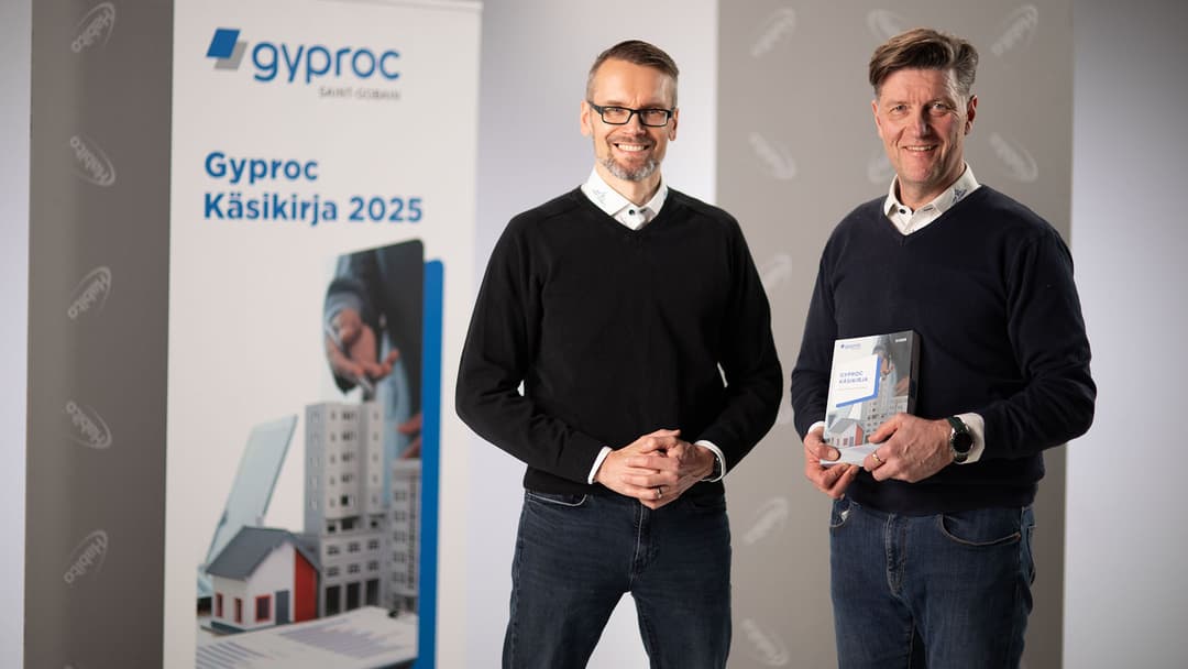 Gyproc suunnittelijapalvelu mikael nyholm ja petri lindroos taustalla banneri