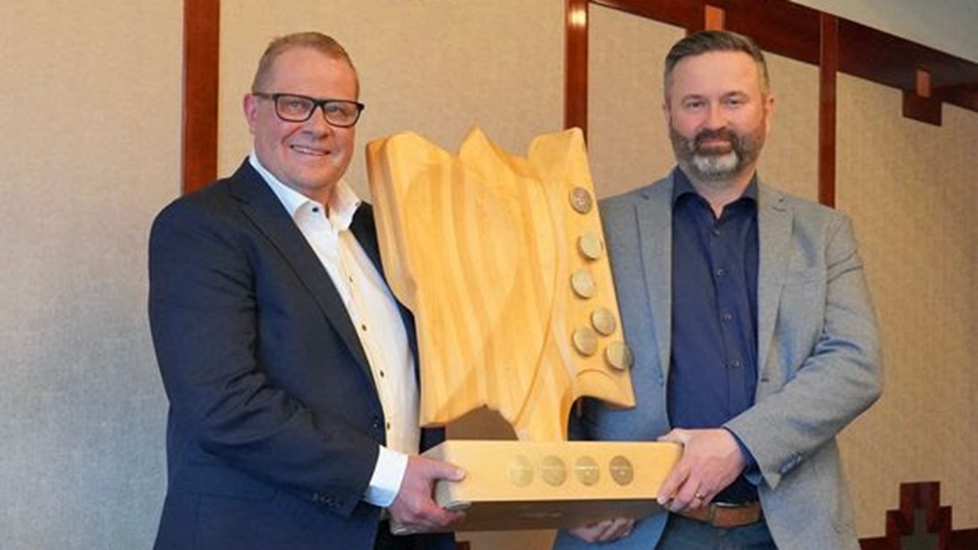 1920 Hallituksen puheenjohtaja Antti Hacklin ja toimitusjohtaja Tomi Vikström Puuteollisuus ry tiedote