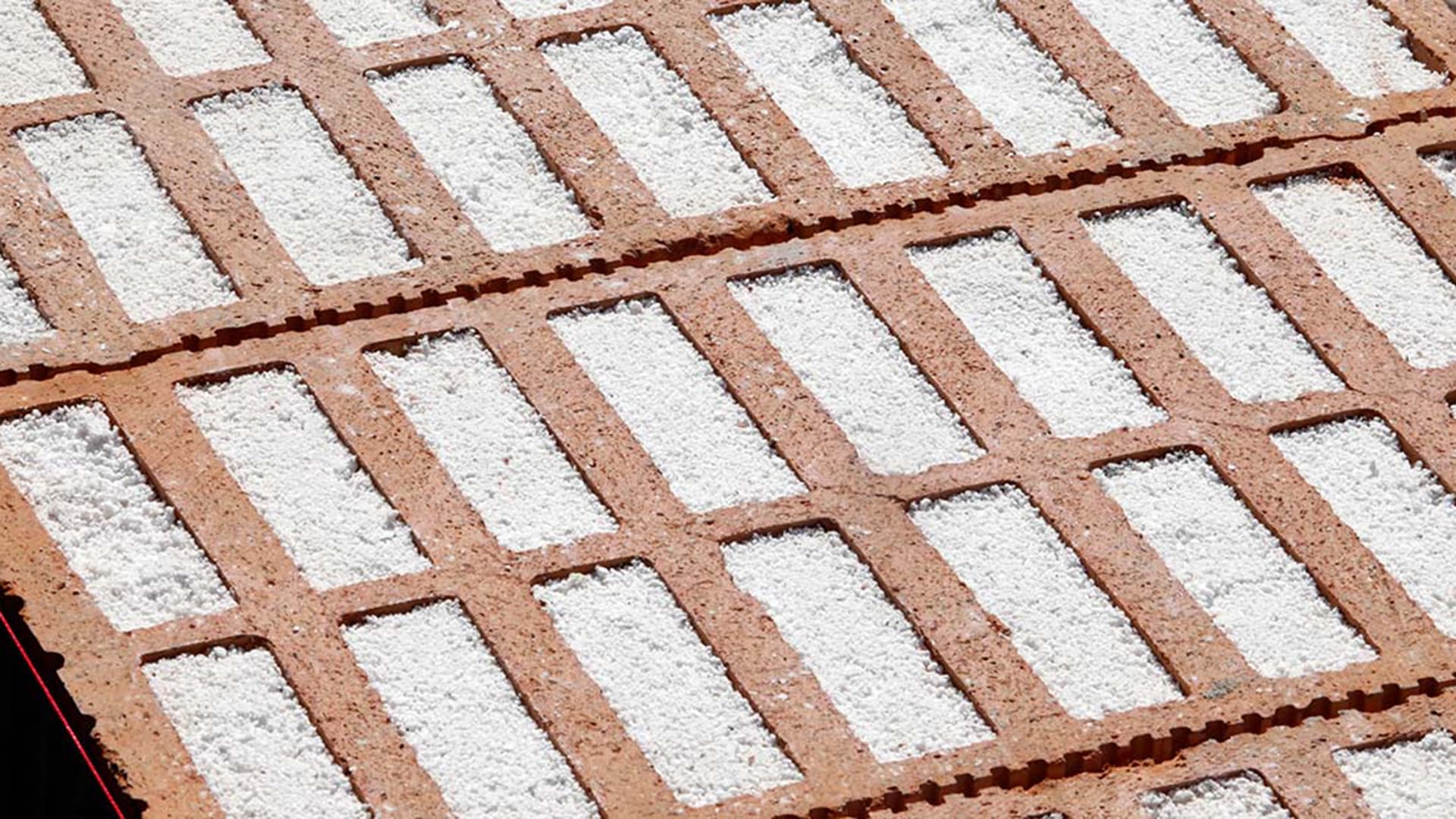 <p data-block-key="uxfue">Vulkaanisella kiviaineksella, perliitillä, täytetty kennoharkko.</p>