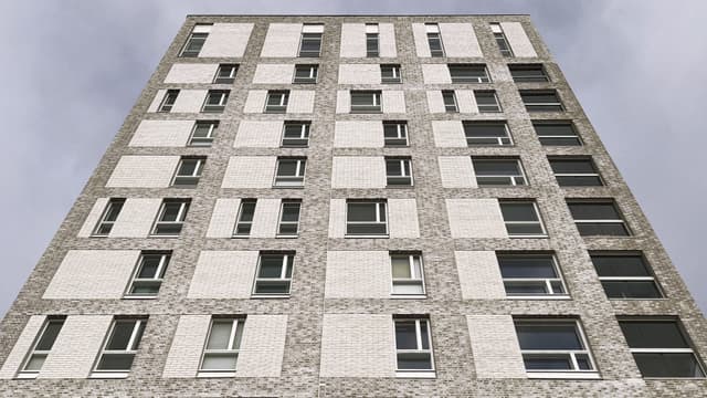 Postitornin julkisivussa wienerbergerin utu superwhite -tiiltä