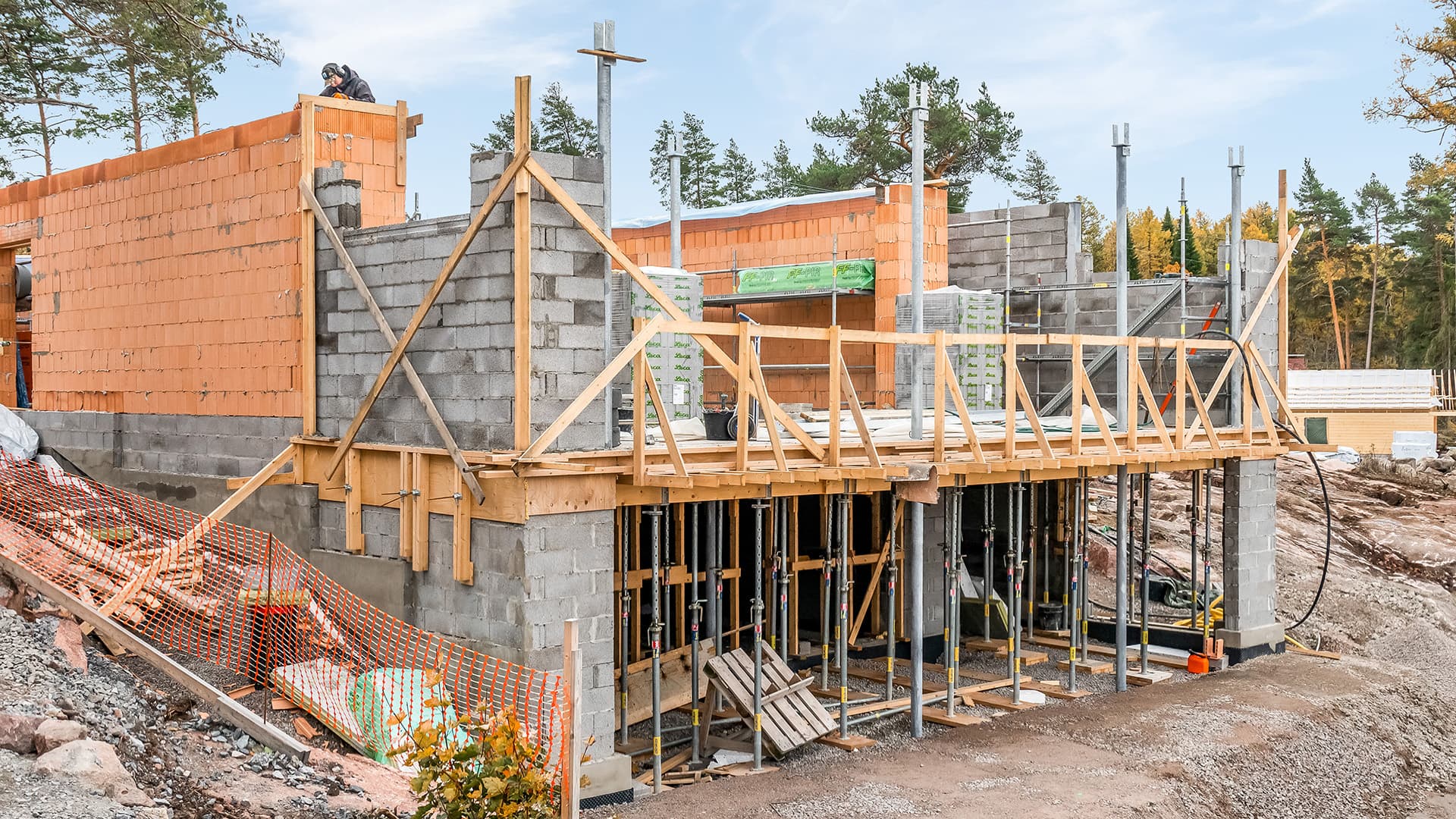 <p data-block-key="2p7o5">Queen´s Stonen runko rakentuu Leca-harkoista sekä Poroton T7 425 -kennoharkosta. Kuva: Asuntomessut</p>