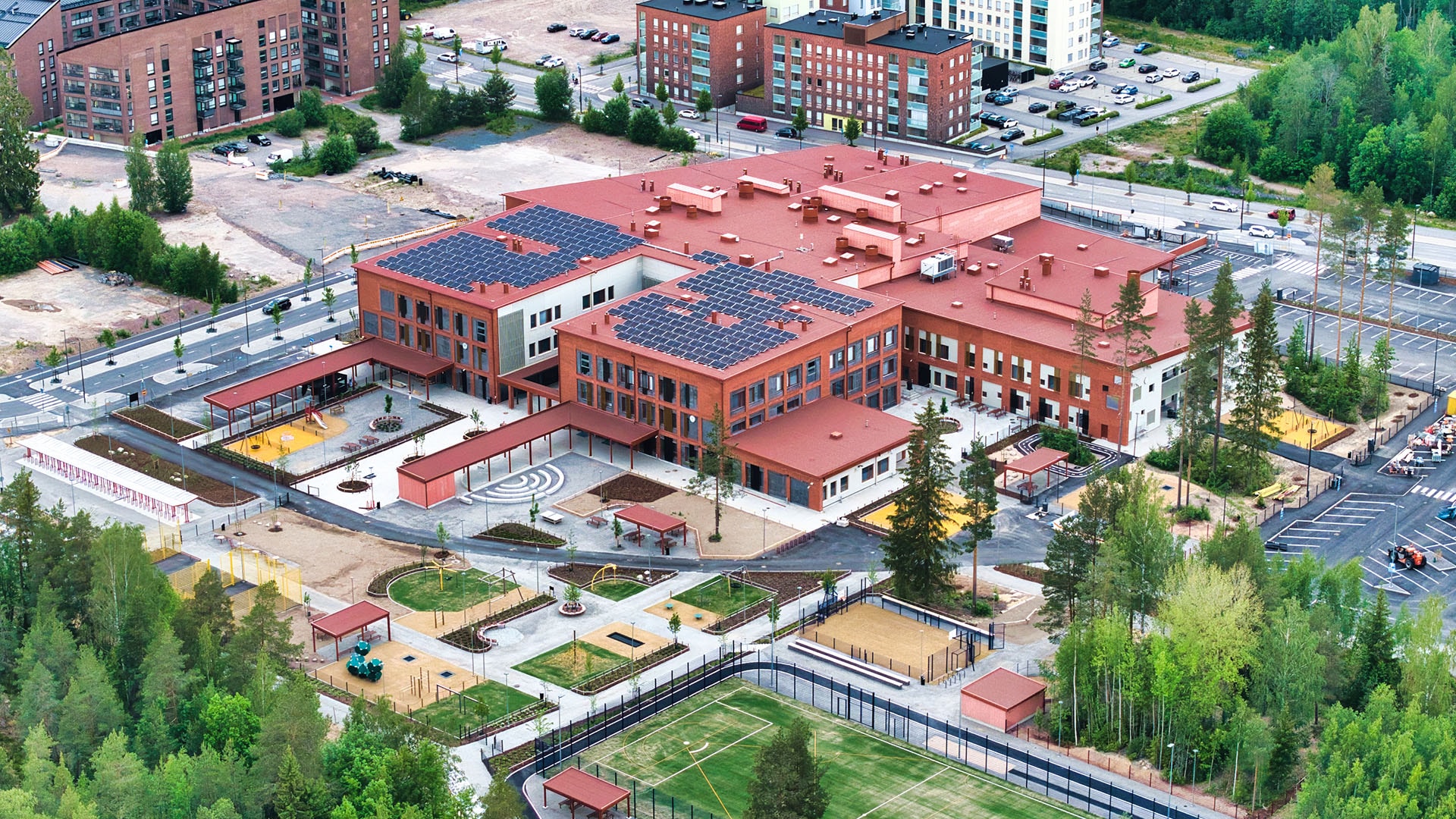 1920 Tuusula_Rykmenttipuisto_julkisivua_katolla_nakyy_aurinkopaneeleita