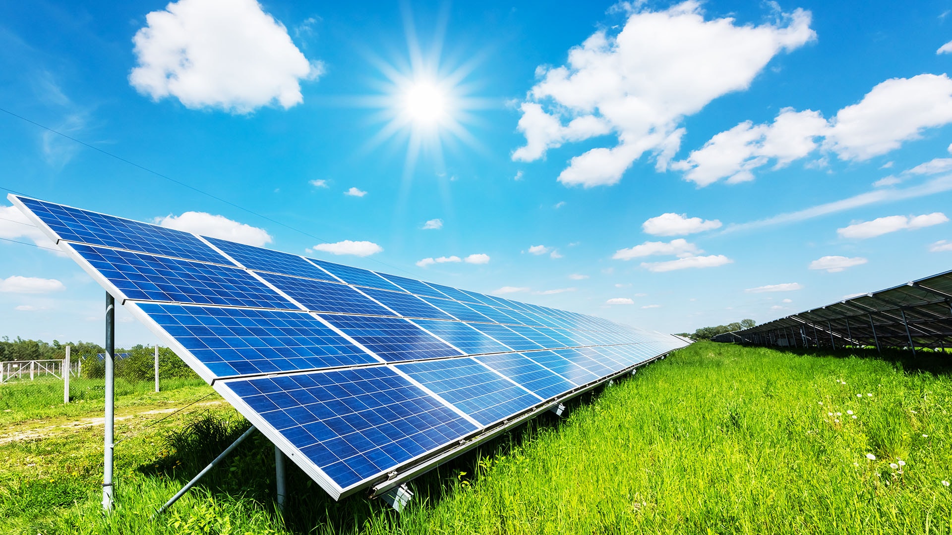 1920 aurinkopaneelit kesäisessä säässä