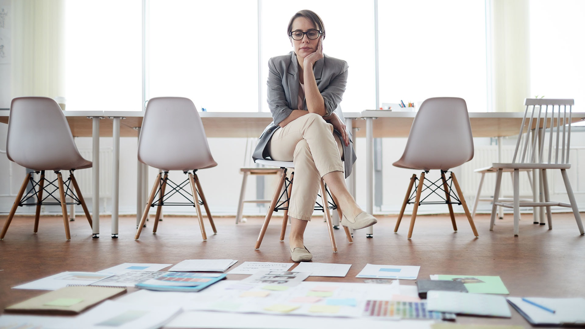 1920 nainen tekee sisustusprojektin suunnitelmaa toimistolla